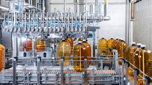 Fotografía Automated beer bottling process in a modern brewery facility