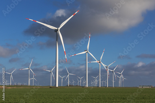 Quadro su tela Windräder in einem Windpark bei Reußenköge an der Nordsee in Nordfriesland, Schleswig-Holstein, Deutschland, bei teilweise bewölktem Himmel