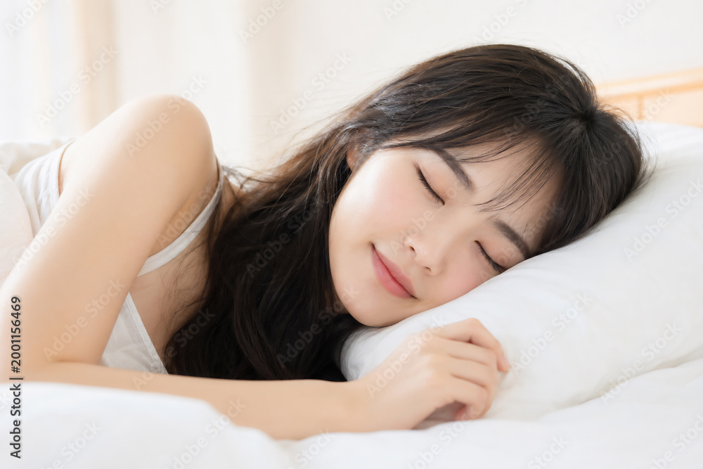 Obraz premium ベッドで安らかに眠る若い日本人女性 良質な睡眠とリラックスした朝のライフスタイル Generative AI