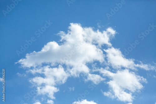 Φωτογραφία Clear blue sky with fluffy white cumulus clouds in summer, natural environment background with copy space