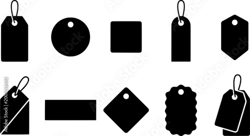 A hand drawn blank price tag outline with a string. Ideal for product labeling, sales, discounts, or adding custom messages to marketing materials and advertisements.