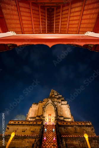 Photos Wat Chedi Luang temple at night with ancient pagoda illuminated by lights and da