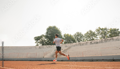 Foto A man runs on a track wearing a t-shirt and shorts on a sunny day getting his ex