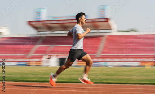 Foto A man is motion blurred running around an outdoor track showcasing athletic spee