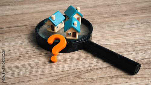 Fotografia Real estate market search concept with miniature houses and a question mark plac