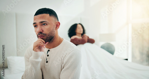 Fotografía Couple, fight and man with thinking on bed for disagreement, silent treatment or infidelity