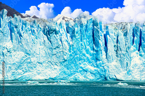 パタゴニア地方のペリト・モレノ氷河の絶景
