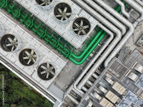 Foto Top down view of industrial cooling towers and pipes.