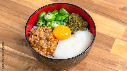 Φωτογραφία ネバネバ丼 納豆とオクラととろろとめかぶと卵黄のご飯 木目背景