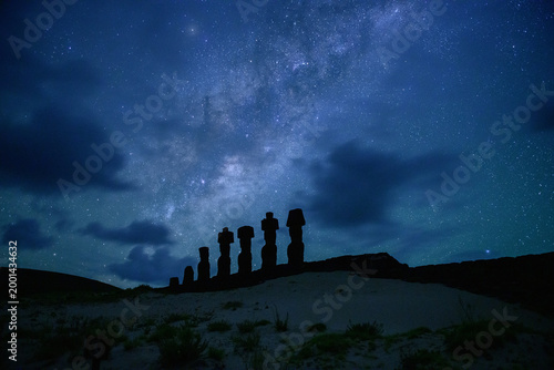 Φωτογραφία Majestic moai stone statue on easter island chile under mysterious starry night