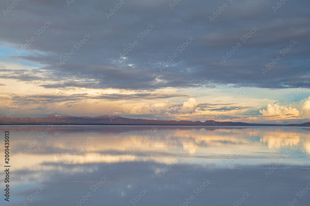 Obraz premium Serene water reflection of cloudy sky at Salar de Uyuni Bolivia