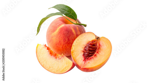 Foto A whole peach sits next to a sliced piece showing the pit isolated on transparen