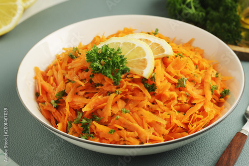 Cuadro en lienzo Salad Carrotes rapees - traditional French dish made of carrots