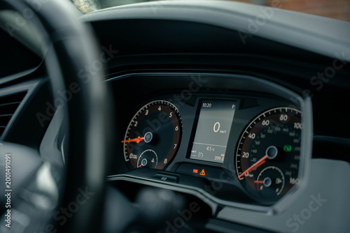 Fotografía A close-up photo of a car dashboard showing the speedometer, tachometer, and digital display screen