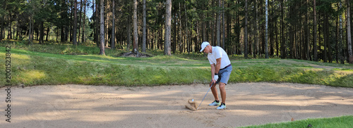 Foto A golfer prepares to hit a sand wedge from the bunker on a picturesque golf cour