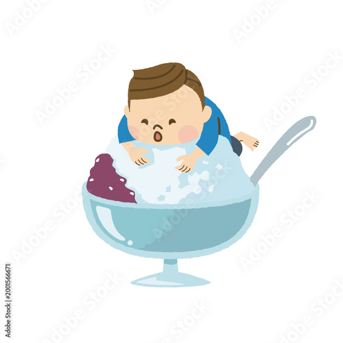 かき氷で涼んでいる男の子