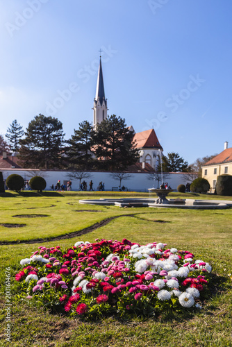 Quadro em tela Maria Hietzing church and spring flower bed in the gardens of Schonbrunn Palace