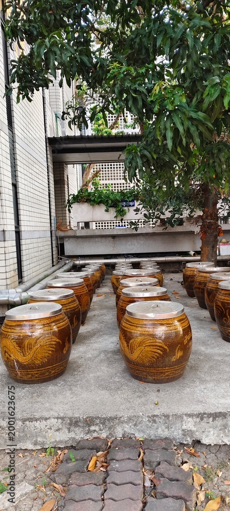 Naklejka premium Collection of traditional Thai terracotta jars with beautiful local patterns