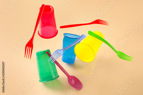 Plastic tableware levitatin...