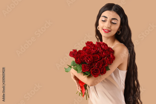 Fashionable young woman wit...