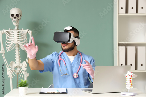 Male doctor in VR glasses u...