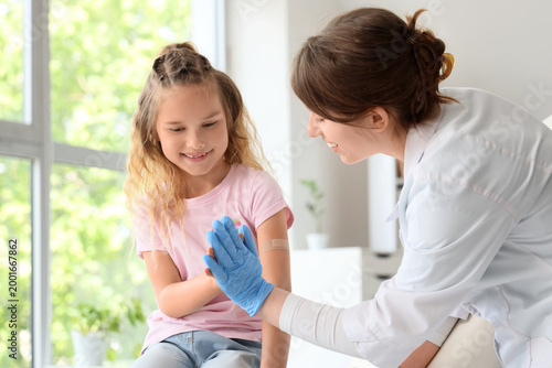 Little girl with doctor giv...