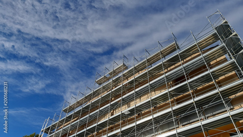 Lavori in corso nel cantiere edile in primavera - ponteggio
