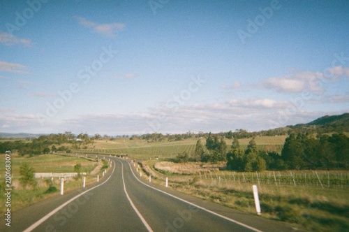 Foto Nostalgia analog grainy Kodak film road trip in summer, vintage style scene on t