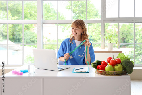 Female nutritionist with ta...