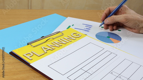 Pianificazione, una singola parola su carta e spazio per il testo, il concetto di scrittura a mano con grafico aziendale