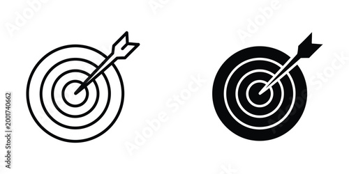 Slika na platnu Black and white target with arrow hitting bullseye
