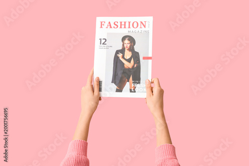 Fotografia Young woman with fashion magazine on pink background