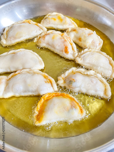фотографія Traditional Malaysian karipap curry puff frying in hot oil during homemade cooking preparation