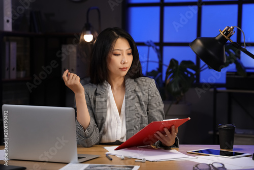 Young Asian businesswoman s...