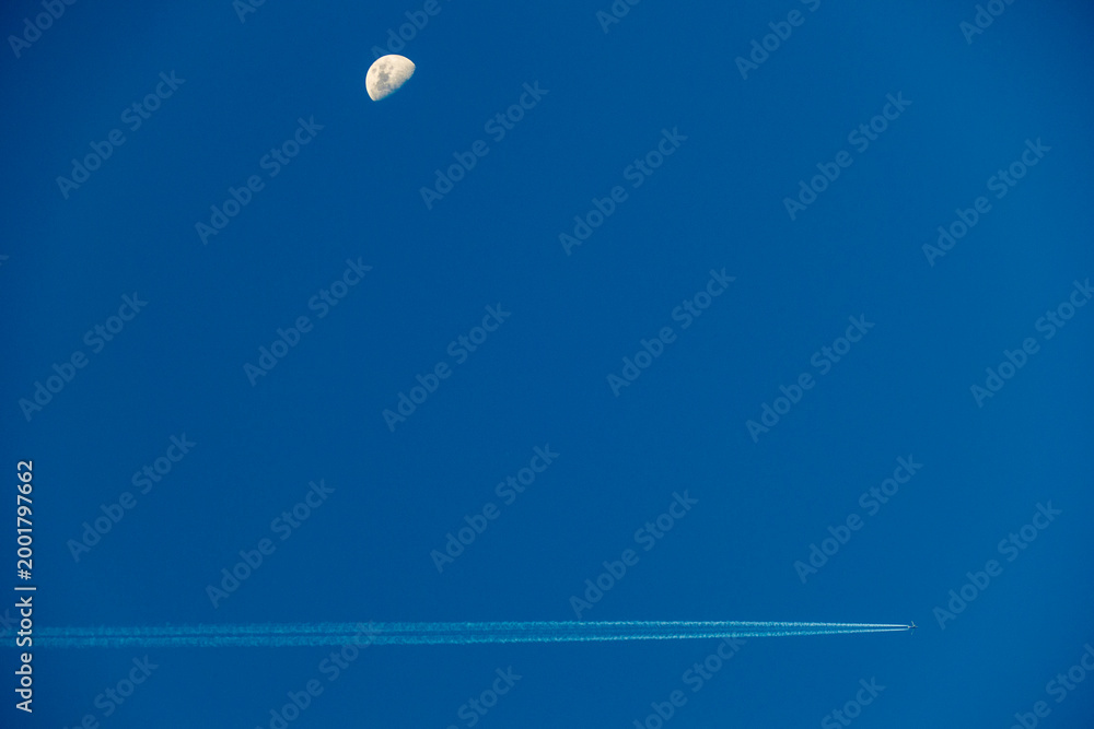 Fototapeta premium Kondensstreifen am blauen Himmel