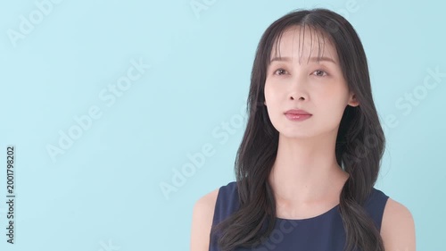 女性　ブルーバック