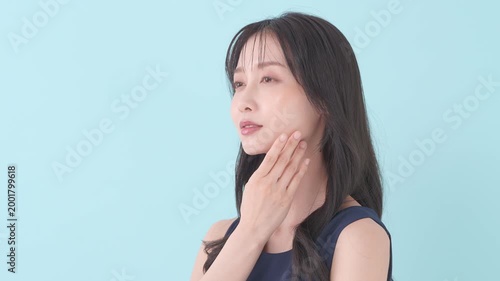 女性　ブルーバック
