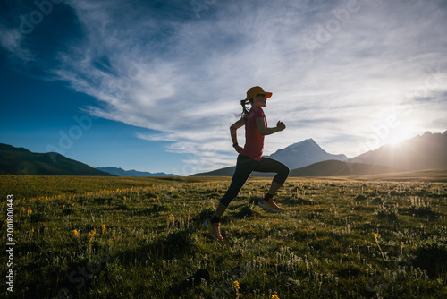 Foto Trail runner running on the high altitude grassland mountain top