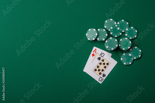 Bild auf Leinwand Playing cards and chips on a green cloth, a gambling game of blackjack or baccarat