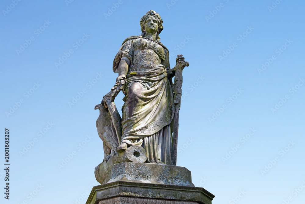 Obraz premium Die historische Germania-Statue von 1877 in der Fissmer-Anlage in Siegen.