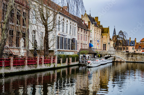 Canal de Bruges avec bateaux et maisons colorées, scène urbaine