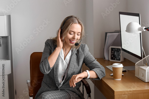 Female technical support ag...