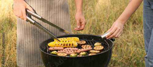 Young couple cooking food o...