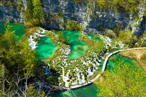 Foto Aerial view of tufa watefall cascades and a wooden walkway at Plitvice lakes nat