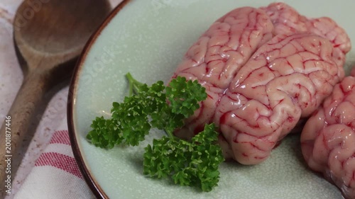 Cervelle d’agneau crue fraîche dans une assiette
