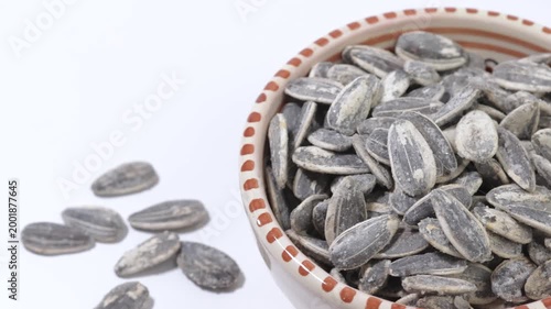 bol de graines tournesol grillées et salées sur un fond blanc