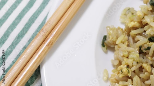assiette de riz sauté épinards et crevettes