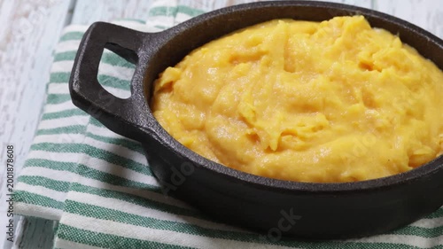 Purée de butternut onctueuse, en gros plan