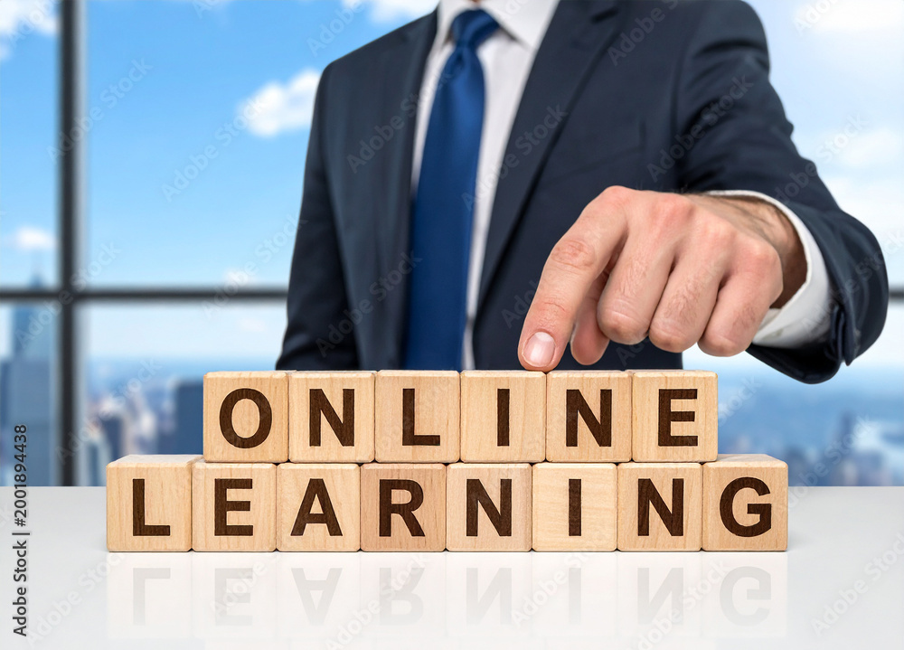 Obraz premium Online Learning - Geschäftsmann zeigt auf den Text 