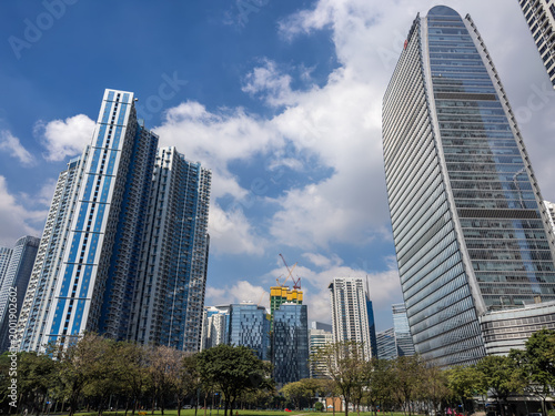 Foto Stunning modern skyscrapers dominate the skyline above a lush urban park in Bonifacio Global City, Manila